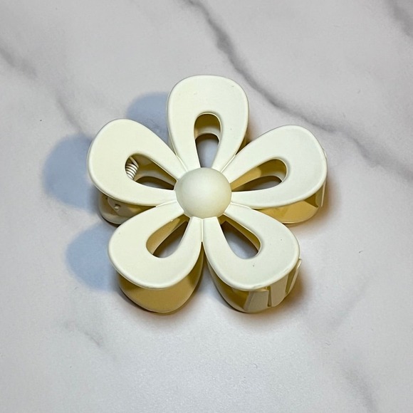 Petal & Spruce Accessories - Milky White Cream Women's Fashion Flower Retro Hair Claw Clip